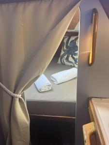 Un pat sau paturi într-o cameră la Nuits enchantées sur les flots Embarquez pour une aventure inédite à Sète