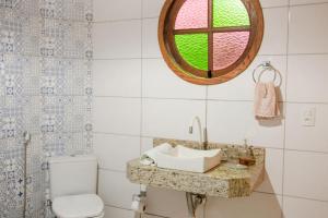 łazienka z umywalką i toaletą w obiekcie Kefi Chalés - Vale do Capão w mieście Palmeiras
