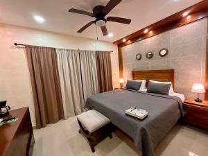 a bedroom with a bed and a ceiling fan at El Zaguán Colonial by GuruHotel in Valladolid