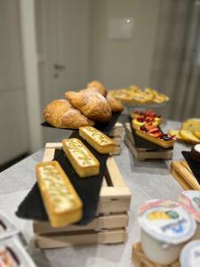 una mesa con diferentes tipos de pan y repostería en B&B Il Mercantello, en Teana