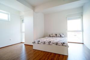 卡瓦達爾奇的住宿－Apido apartment，一间白色客房内的床铺卧室