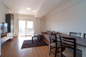 - un salon avec une table et un canapé dans l'établissement Apido apartment, à Kavadartsi