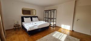 ein Schlafzimmer mit einem großen Bett und einem Spiegel in der Unterkunft aNNa's Cozy Home near Red Bull Ring in Sankt Michael in Obersteiermark