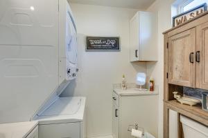 Kuchyň nebo kuchyňský kout v ubytování Cozy Springfield Studio about 7 Mi to Downtown Eugene