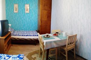 a small room with a table and a bed at Apartament w Willi Lemoniada in Ustka