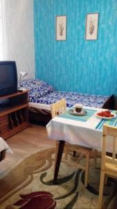a room with a bed and a table and a tv at Apartament w Willi Lemoniada in Ustka