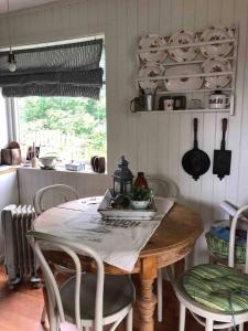 eine Küche mit einem Tisch mit Stühlen und Platten an der Wand in der Unterkunft Reinefjorden Lodge in Reine