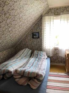 ein Schlafzimmer mit einem Bett im Dachgeschoss in der Unterkunft Reinefjorden Lodge in Reine
