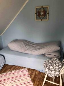 ein Bett in einem Zimmer mit einer Decke darauf in der Unterkunft Reinefjorden Lodge in Reine