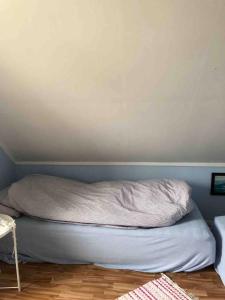 ein Bett mit einer weißen Decke darüber in der Unterkunft Reinefjorden Lodge in Reine