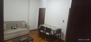 uma sala de estar com um sofá e uma mesa em Para pareja o familia de 3 integrantes em La Paz