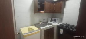 拉巴斯的住宿－Para pareja o familia de 3 integrantes，一间带水槽和微波炉的小厨房
