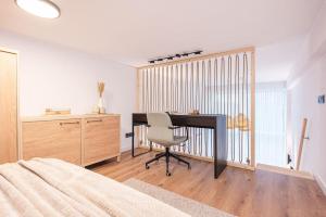 een slaapkamer met een bureau en een stoel in een kamer bij City Sky Loft in Vilnius in Vilnius