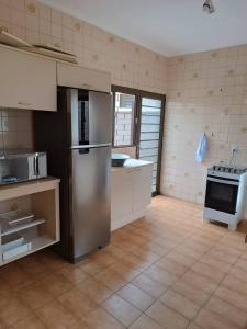 uma cozinha com um frigorífico de aço inoxidável e um fogão em Casa com ótima localização e lazer espetacular. em Sao Jose do Rio Preto