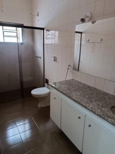 een badkamer met een toilet, een douche en een wastafel bij Casa com ótima localização e lazer espetacular. in Sao Jose do Rio Preto