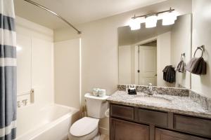 y baño con lavabo, aseo y bañera. en 6A Family Friendly RedCliff Condo POOL & HOT TUB (Pet Friendly), en Moab