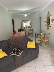 uma sala de estar com um sofá e uma mesa em Apartamento beira mar Centro da cidade WiFi grátis em Mongaguá