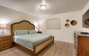 - une chambre avec un grand lit et une commode dans l'établissement 6A Family Friendly RedCliff Condo POOL & HOT TUB (Pet Friendly), à Moab