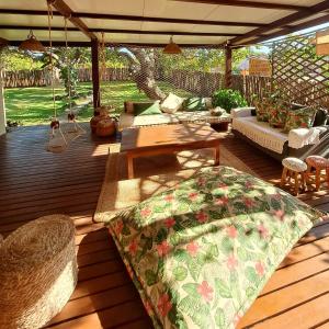 un patio avec un canapé et une table sur une terrasse dans l'établissement Casa Gori, à Barra Grande