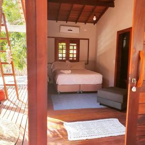 - une chambre avec un lit et un balcon dans l'établissement Casa Gori, à Barra Grande