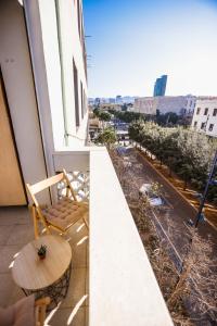 Een balkon of terras bij Viewpoint Central apartment