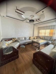uma sala de estar com um sofá e uma mesa em Le petit chateau em Casablanca