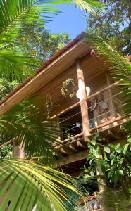 een gebouw midden in een bos met bomen bij Eco Cabana a 150 metros da praia e centrinho in Paraty