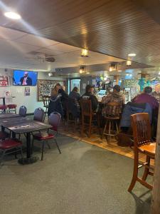 um grupo de pessoas sentadas num bar num restaurante em Blackstone Hotel em Mandan