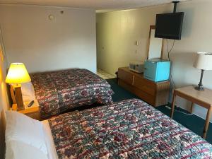 Een bed of bedden in een kamer bij Blackstone Hotel