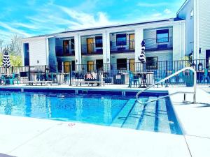 una piscina frente a un edificio en Boxcar One Family Staycation Suite, en Pacific