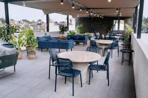 a patio with tables and chairs on a building at Departamento moderno en Guadalajara in Guadalajara