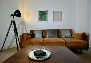sala de estar con sofá y mesa en Spacious two-bedrooms house, private parking, contractors, relocators en Oxford