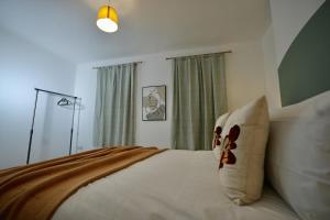 1 dormitorio con 1 cama blanca grande con almohadas en Spacious two-bedrooms house, private parking, contractors, relocators en Oxford