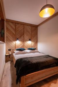 Giường trong phòng chung tại Apartamenty Pod Brzezinami