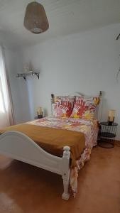 - une chambre avec un lit doté d'un couvre-lit dans l'établissement Refúgio dos Mauzinhos, 