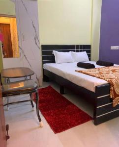 - une chambre avec un lit, une chaise et une table dans l'établissement Bangalore Cozy Homestay Near IKEA & BIEC, à Bangalore
