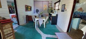 um quarto com uma mesa e cadeiras numa casa em chalé na praia da Taiba em São Gonçalo do Amarante