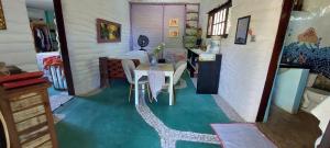 a room with a table and chairs in a house at Portal Vida chalé na praia da Taiba in São Gonçalo do Amarante