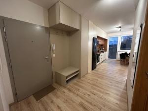 Kuchyňa alebo kuchynka v ubytovaní New 2 Bedroom apartment by the airport - FREE PARKING