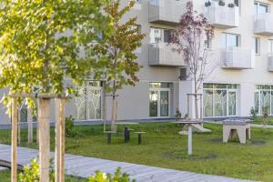 Vonkajšia záhrada v ubytovaní New 2 Bedroom apartment by the airport - FREE PARKING
