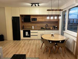 Majoituspaikan Brand New 2 Bedroom apartment by the airport keittiö tai keittotila