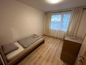 Posteľ alebo postele v izbe v ubytovaní New 2 Bedroom apartment by the airport - FREE PARKING