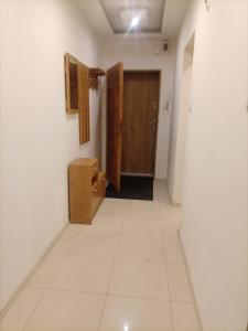 um quarto com um corredor com uma porta e piso em azulejo em APARTAMENT NAD JEZIORKIEM KĘTRZYŃSKIM em Ketrzyn