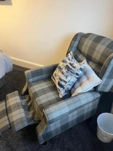 un sofá con una almohada en una habitación en Albert House, en Airdrie