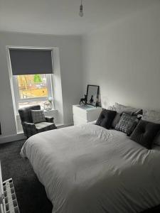 Un dormitorio con una cama grande y una ventana en Albert House, en Airdrie
