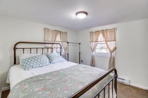 Un dormitorio con una cama con almohadas azules y una ventana en Riverfront Kresgeville Getaway Near Blue Mountain! 
