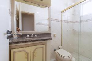 Koupelna v ubytování Casa c piscina, churrasq e Wi-Fi, lazer completo