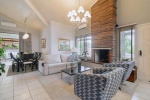 Posezení v ubytování Casa c piscina, churrasq e Wi-Fi, lazer completo