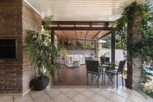 Posezení v ubytování Casa c piscina, churrasq e Wi-Fi, lazer completo