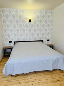 Rúm í herbergi á Kazbegi Palace